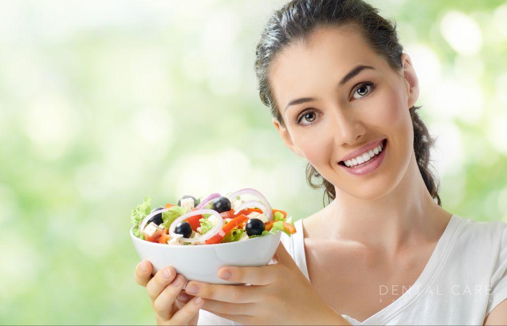 Descubre los alimentos ideales para mantener las encías saludables